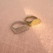 Load image into Gallery viewer, HALF MOON signet